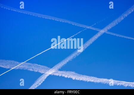 Contrails di aerei jet nel cielo blu, Germania Foto Stock