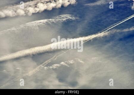 Contrails di aerei jet nel cielo blu, Germania Foto Stock