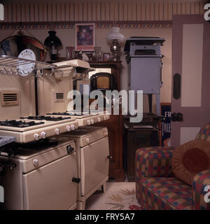 Collezione di vintage cucine a gas in cucina di anni cinquanta Foto Stock