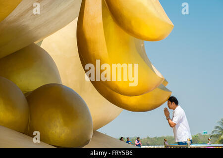Thai uomo prega al Grande Buddha di Thailandia presso Wat Muang tempio di Ang Thong Provincia Foto Stock