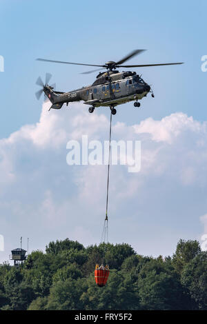 Aérospatiale come332 (TH89) Super Puma elicottero militare dalla Swiss Air Force con un bambi bucket per aerei antincendio. Foto Stock