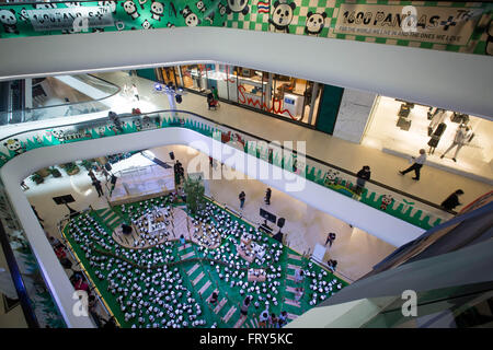 Bangkok, Bangkok, Thailandia. 24 Mar, 2016. La '1600 Pandas TH Mobs istantanei' exhibition rende ultima apparizione presso l ambasciata centrale centro shopping a Bangkok, Thailandia, il 24 marzo 2016. Pensato e realizzato dall'artista francese Paulo Grangeon, il 1600 in carta pesta pandas è un messaggio di conservazione e allo sfruttamento sostenibile delle circa l'ultimo panda 1600 nel selvaggio. © Guillaume Payen/ZUMA filo/Alamy Live News Foto Stock