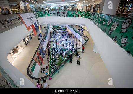 Bangkok, Bangkok, Thailandia. 24 Mar, 2016. La '1600 Pandas TH Mobs istantanei' exhibition rende ultima apparizione presso l ambasciata centrale centro shopping a Bangkok, Thailandia, il 24 marzo 2016. Pensato e realizzato dall'artista francese Paulo Grangeon, il 1600 in carta pesta pandas è un messaggio di conservazione e allo sfruttamento sostenibile delle circa l'ultimo panda 1600 nel selvaggio. © Guillaume Payen/ZUMA filo/Alamy Live News Foto Stock