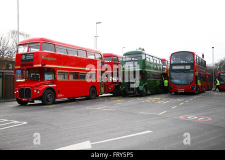 Londra, Regno Unito 24 marzo 2016 - Routemasters a Turnpike Lane alla stazione dei bus. Mattina Rush Hour pendolari faccia viaggiare miseria come Piccadilly line driver tubo stadio 24 ore lo sciopero. Routemasters sono in funzionamento. Credito: Dinendra Haria/Alamy Live News Foto Stock