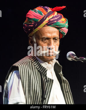 Malmö, Svezia. Il 23 marzo 2016. Il leggendario sindhi sarangi player Lakha Khan in concerto a Malmö, in Svezia. Tommy Lindholm/Alamy Live News Foto Stock