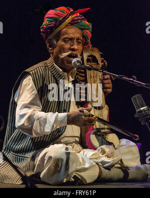 Malmö, Svezia. Il 23 marzo 2016. Il leggendario sindhi sarangi player Lakha Khan in concerto a Malmö, in Svezia. Tommy Lindholm/Alamy Live News Foto Stock