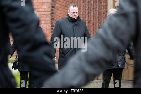 Le vernet, Francia. 24 Mar, 2016. Sindaco Bodo Klimpel stand durante un minuto di silenzio sulla piazza antistante la chiesa di San Sisto Chiesa di Haltern am See, Germania, 24 marzo 2016. 16 studenti e 2 insegnanti della scuola erano a bordo della Germanwings aereo che si è schiantato sul 24 marzo 2015 en route da Barcellona a Duesseldorf. Foto: MARCEL KUSCH/dpa Credito: dpa picture alliance/Alamy Live News Foto Stock