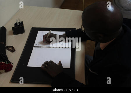 Il Cairo, Egitto. 24 Mar, 2016. Ambasciatore di uno dei paesi esteri per fornire sollievo all'interno dell'Ambasciata belga di Cairo © Fayed El-Geziry/ZUMA filo/Alamy Live News Foto Stock