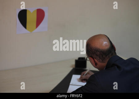 Il Cairo, Egitto. 24 Mar, 2016. ambasciatore in Marocco in Egitto è la scrittura di cordoglio ambasciata belga in Egitto.Questo dopo l attentato terroristico che ha avuto luogo a Bruxelles © Fayed El-Geziry/ZUMA filo/Alamy Live News Foto Stock