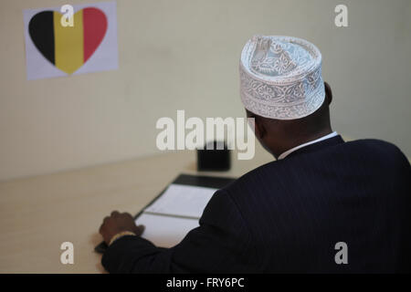 Il Cairo, Egitto. 24 Mar, 2016. Ambasciatore di uno dei paesi africani in Egitto è la scrittura di cordoglio ambasciata belga in Egitto.Questo dopo l attentato terroristico che ha avuto luogo a Bruxelles © Fayed El-Geziry/ZUMA filo/Alamy Live News Foto Stock