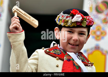 Lanzhot, Repubblica Ceca. 24 Mar, 2016. I bambini in Moravia abito tradizionale a piedi con i loro sonagli attraverso il centro di Lanzhot, Repubblica Ceca su Maundy (santo) Giovedì, 24 marzo 2016. Rattles sostituire il suono delle campane che sono secondo la tradizione liturgica a volare su Maundy (santo) Giovedì a Roma. © Vaclav Salek/CTK foto/Alamy Live News Foto Stock