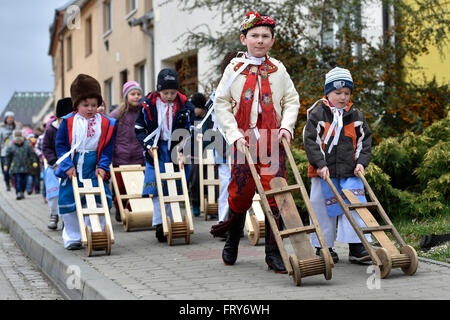 Lanzhot, Repubblica Ceca. 24 Mar, 2016. I bambini in Moravia abito tradizionale a piedi con i loro sonagli attraverso il centro di Lanzhot, Repubblica Ceca su Maundy (santo) Giovedì, 24 marzo 2016. Rattles sostituire il suono delle campane che sono secondo la tradizione liturgica a volare su Maundy (santo) Giovedì a Roma. © Vaclav Salek/CTK foto/Alamy Live News Foto Stock