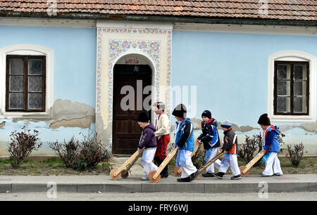 Lanzhot, Repubblica Ceca. 24 Mar, 2016. I bambini in Moravia abito tradizionale a piedi con i loro sonagli attraverso il centro di Lanzhot, Repubblica Ceca su Maundy (santo) Giovedì, 24 marzo 2016. Rattles sostituire il suono delle campane che sono secondo la tradizione liturgica a volare su Maundy (santo) Giovedì a Roma. © Vaclav Salek/CTK foto/Alamy Live News Foto Stock