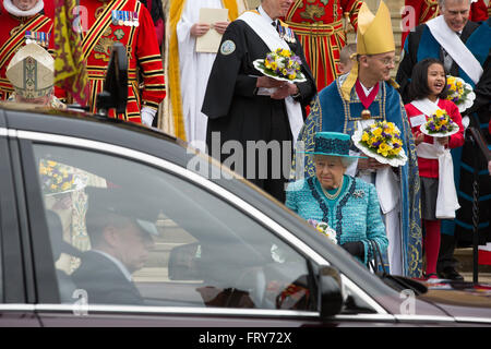 Windsor, Regno Unito. Il 24 marzo 2016. Sua Maestà la Regina, accompagnato da Sua Altezza Reale il Duca di Edinburgo e il Royal Maundy partito, esterno alla cappella di San Giorgio Windsor dopo la distribuzione del denaro Maundy a 90 uomini e 90 donne, uno per ciascuno dei Queen's 90 anni durante il Royal Maundy Service. La regina commemora il Giovedì Santo, il cristiano giorno santo cadere il giovedì prima di Pasqua, offrendo elemosina ai cittadini anziani in riconoscimento del servizio per la Chiesa e per la comunità locale. Credito: Mark Kerrison/Alamy Live News Foto Stock