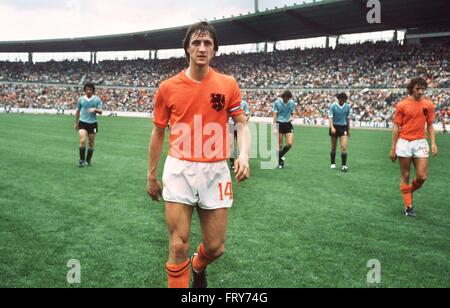 Capitano di una squadra di calcio nazionale olandese team Johan Cruyff (C), sta lasciando il passo dopo la vittoria del 1974 FIFA World Cup turno preliminare match (gruppo III) 2:0 Contro Ururguay su Giugno 15th. Foto Stock