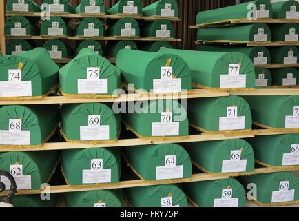 Le bare contenenti le vittime del 1995 massacro di Srebrenica sono memorizzati nel centro di identificazione di Tuzla, Bosnia e Erzegovina, 16 giugno 2015. Le spoglie mortali delle vittime erano esumato a essere identificati e sepolto al memoriale di Potocari in occasione del ventesimo anniversario del massacro del 11 luglio 2015. Foto: Thomas Brey/dpa Foto Stock