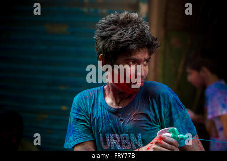 Dacca in Bangladesh. Il 24 marzo 2016. Un momento gioioso della holi (il festival di colori) in shakhari bazar, Dhaka, Bangladesh. Credito: jahangir alam /alamy live news Foto Stock