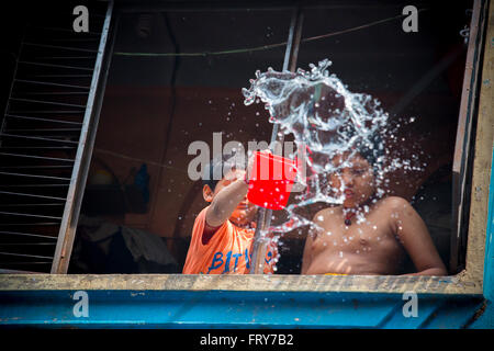 Dacca in Bangladesh. Il 24 marzo 2016. Un momento gioioso della holi (il festival di colori) in shakhari bazar, Dhaka, Bangladesh. Credito: jahangir alam /alamy live news Foto Stock