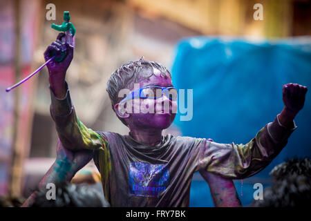 Dacca in Bangladesh. Il 24 marzo 2016. Un momento gioioso della holi (il festival di colori) in shakhari bazar, Dhaka, Bangladesh. Credito: jahangir alam /alamy live news Foto Stock