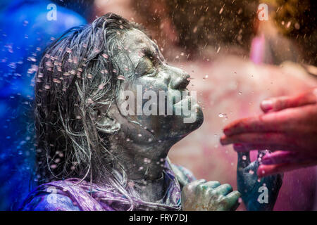 Dacca in Bangladesh. Il 24 marzo 2016. Un momento gioioso della holi (il festival di colori) in shakhari bazar, Dhaka, Bangladesh. Credito: jahangir alam /alamy live news Foto Stock