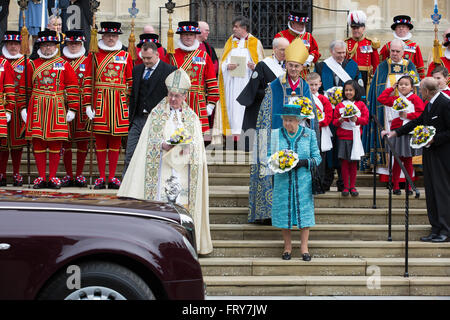 Windsor, Regno Unito. Il 24 marzo 2016. Sua Maestà la regina è accompagnata alla sua automobile dal Decano di Windsor, il Reverendissimo David Conner KCVO, e il Signore di alta Elemosiniere, il Reverendissimo John Inge, come lei lascia alla cappella di San Giorgio Windsor dopo la distribuzione del denaro Maundy a 90 uomini e 90 donne, uno per ciascuno dei Queen's 90 anni durante il Royal Maundy Service. La regina commemora il Giovedì Santo, il cristiano giorno santo cadere il giovedì prima di Pasqua, offrendo elemosina ai cittadini anziani in riconoscimento del servizio alla Chiesa Credito: Mark Kerrison/Alamy Live News Foto Stock