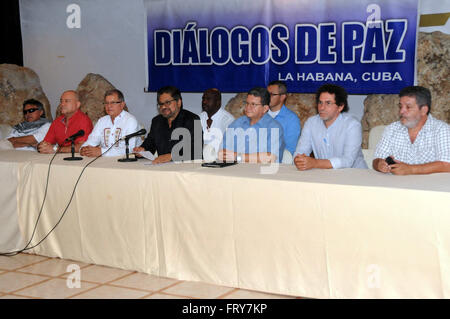 L'Avana, Cuba. 23 Mar, 2016. Ivan Marquez (C), la testa della Colombia è di sinistra i ribelli FARC delegazione, rende un annuncio sui negoziati con la testa del governo colombiano delegazione all'Avana, Cuba, il 23 marzo 2016. Il governo colombiano e di sinistra i ribelli FARC hanno perso il 23 marzo scadenza per un accordo di pace, i negoziatori dichiarato mercoledì a l'Avana. © Vladimir Molina/Prensa Latina/Xinhua/Alamy Live News Foto Stock