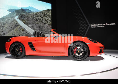 Manhattan, New York, Stati Uniti d'America. 23 Mar, 2016. Una Porsche 718 Boxter S al New York International Auto Show 2016, presso il Jacob Javits Center. Questo è stato premere Anteprima giorno. Credito: Miro Vrlik Fotografia/Alamy Live News Foto Stock