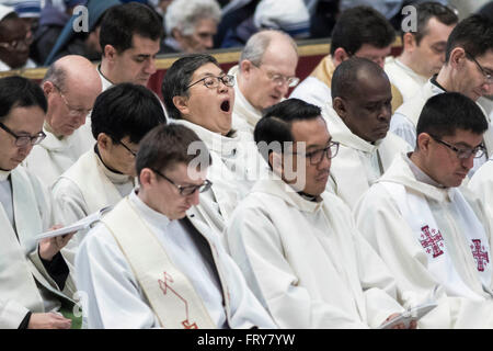 Vaticano. Il 24 marzo 2016. I sacerdoti frequentano la Santa Messa del Crisma per il Giovedì Santo che segna l inizio delle celebrazioni della Pasqua celebrata dal Papa Francesco nella Basilica di San Pietro in Vaticano, il Concilio Vaticano il 24 marzo 2016. La Messa del Crisma è la tradizionale liturgia, nel corso del quale gli oli utilizzati nei sacramenti di iniziazione, gli ordini sacri e la guarigione per tutto l'anno a venire sono benedetti. È anche un modo particolarmente profondo momento di unità tra il clero della diocesi insieme con il vescovo. © Giuseppe Ciccia/Pacific Pres Foto Stock