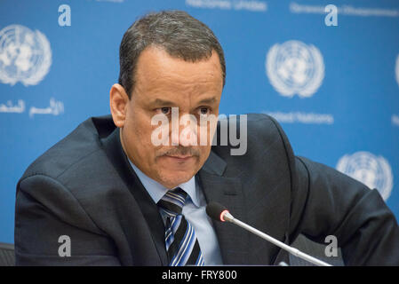 Ismail Ould Cheikh Ahmed mutandine la pressa. L'Inviato Speciale del Segretario Generale delle Nazioni Unite per lo Yemen Ismail Ould Cheikh Ahmed ha tenuto una conferenza stampa per annunciare che i colloqui di pace volto a risolvere la crisi in corso nel Golfo membro riprenderanno il 18 aprile in Kuwait, il primo round di negoziati sin dal dicembre 2015 in Svizzera. (Foto di Albin Lohr-Jones/Pacific Stampa) Foto Stock