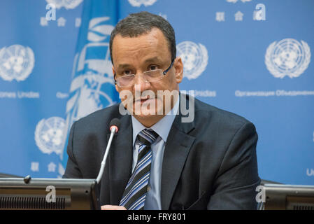 Ismail Ould Cheikh Ahmed mutandine la pressa. L'Inviato Speciale del Segretario Generale delle Nazioni Unite per lo Yemen Ismail Ould Cheikh Ahmed ha tenuto una conferenza stampa per annunciare che i colloqui di pace volto a risolvere la crisi in corso nel Golfo membro riprenderanno il 18 aprile in Kuwait, il primo round di negoziati sin dal dicembre 2015 in Svizzera. (Foto di Albin Lohr-Jones/Pacific Stampa) Foto Stock