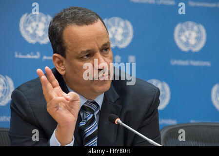 Ismail Ould Cheikh Ahmed mutandine la pressa. L'Inviato Speciale del Segretario Generale delle Nazioni Unite per lo Yemen Ismail Ould Cheikh Ahmed ha tenuto una conferenza stampa per annunciare che i colloqui di pace volto a risolvere la crisi in corso nel Golfo membro riprenderanno il 18 aprile in Kuwait, il primo round di negoziati sin dal dicembre 2015 in Svizzera. (Foto di Albin Lohr-Jones/Pacific Stampa) Foto Stock