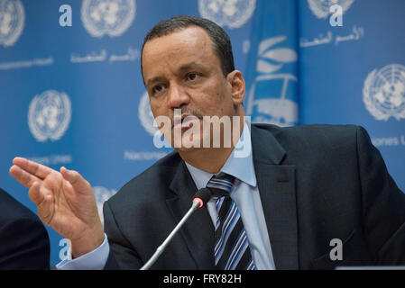 Ismail Ould Cheikh Ahmed mutandine la pressa. L'Inviato Speciale del Segretario Generale delle Nazioni Unite per lo Yemen Ismail Ould Cheikh Ahmed ha tenuto una conferenza stampa per annunciare che i colloqui di pace volto a risolvere la crisi in corso nel Golfo membro riprenderanno il 18 aprile in Kuwait, il primo round di negoziati sin dal dicembre 2015 in Svizzera. (Foto di Albin Lohr-Jones/Pacific Stampa) Foto Stock