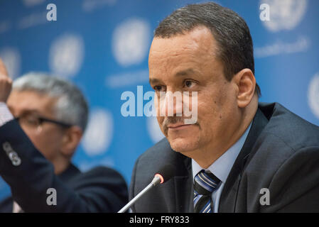 Ismail Ould Cheikh Ahmed mutandine la pressa. L'Inviato Speciale del Segretario Generale delle Nazioni Unite per lo Yemen Ismail Ould Cheikh Ahmed ha tenuto una conferenza stampa per annunciare che i colloqui di pace volto a risolvere la crisi in corso nel Golfo membro riprenderanno il 18 aprile in Kuwait, il primo round di negoziati sin dal dicembre 2015 in Svizzera. (Foto di Albin Lohr-Jones/Pacific Stampa) Foto Stock