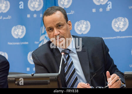 Ismail Ould Cheikh Ahmed mutandine la pressa. L'Inviato Speciale del Segretario Generale delle Nazioni Unite per lo Yemen Ismail Ould Cheikh Ahmed ha tenuto una conferenza stampa per annunciare che i colloqui di pace volto a risolvere la crisi in corso nel Golfo membro riprenderanno il 18 aprile in Kuwait, il primo round di negoziati sin dal dicembre 2015 in Svizzera. (Foto di Albin Lohr-Jones/Pacific Stampa) Foto Stock