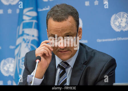 Ismail Ould Cheikh Ahmed mutandine la pressa. L'Inviato Speciale del Segretario Generale delle Nazioni Unite per lo Yemen Ismail Ould Cheikh Ahmed ha tenuto una conferenza stampa per annunciare che i colloqui di pace volto a risolvere la crisi in corso nel Golfo membro riprenderanno il 18 aprile in Kuwait, il primo round di negoziati sin dal dicembre 2015 in Svizzera. (Foto di Albin Lohr-Jones/Pacific Stampa) Foto Stock