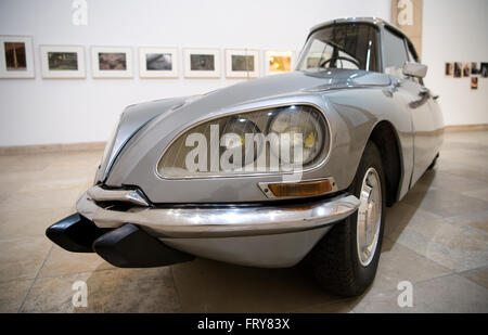 Monaco di Baviera, Germania. 24 Mar, 2016. L'installazione '1970 Citroen DS19' di Gabriel Orozco è in mostra "Una storia: arte contemporanea dal Centre Pompidou' presso la Casa della Storia di Monaco di Baviera, Germania, 24 marzo 2016. Il museo espone 160 opere di oltre 100 artisti provenienti dalla collezione del Centre Pompidou di Parigi, Francia, dal 25 marzo al 04 settembre 2016. Foto: SVEN HOPPE/dpa/Alamy Live News Foto Stock