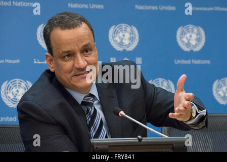 Ismail Ould Cheikh Ahmed mutandine la pressa. L'Inviato Speciale del Segretario Generale delle Nazioni Unite per lo Yemen Ismail Ould Cheikh Ahmed ha tenuto una conferenza stampa per annunciare che i colloqui di pace volto a risolvere la crisi in corso nel Golfo membro riprenderanno il 18 aprile in Kuwait, il primo round di negoziati sin dal dicembre 2015 in Svizzera. (Foto di Albin Lohr-Jones/Pacific Stampa) Foto Stock