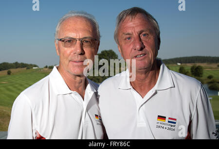 Un file immagine datata 18 settembre 2014 mostra calcio tedesco leggenda Franz Beckenbauer (L) e l'olandese ex calciatore Johan Cryuff ponendo al torneo di golf 'Winston Senior" aperto in Gneven, Germania. Foto: Axel HEIMKEN/dpa Foto Stock