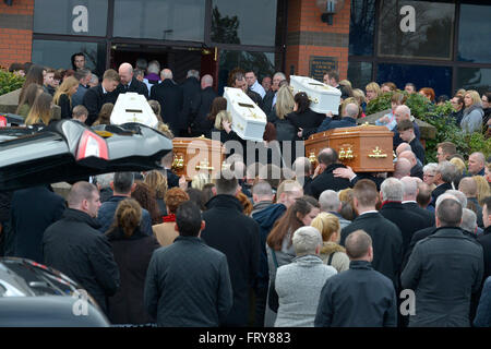 Londonderry, Irlanda del Nord. Il 24 marzo 2016. Le esequie di Donegal questa tragedia familiare, Londonderry, Irlanda del Nord, 24 marzo 2016. Le bare di McGrotty and Daniels famiglia che hanno perso le loro vite quando la loro auto sfilato Buncrana Pier nella Contea di Donegal domenica 20 marzo arriva alla chiesa della Sacra Famiglia Ballymagroary. Le vittime sono state Sean McGrotty (49), i suoi figli Mark (12) e Evan (8), la madre-in-legge Ruth Daniels (59) e Jodie Lee Daniels (14). Quattro-mese-vecchio Rionaghac-Ann McGrotty è stato salvato dalla vettura. Credito: George Sweeney/Alamy Live News Foto Stock