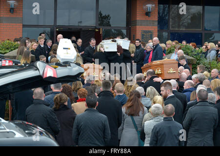 Londonderry, Irlanda del Nord. Il 24 marzo 2016. Le esequie di Donegal questa tragedia familiare, Londonderry, Irlanda del Nord, 24 marzo 2016. Le bare di McGrotty and Daniels famiglia che hanno perso le loro vite quando la loro auto sfilato Buncrana Pier nella Contea di Donegal domenica 20 marzo arriva alla chiesa della Sacra Famiglia Ballymagroary. Le vittime sono state Sean McGrotty (49), i suoi figli Mark (12) e Evan (8), la madre-in-legge Ruth Daniels (59) e Jodie Lee Daniels (14). Quattro-mese-vecchio Rionaghac-Ann McGrotty è stato salvato dalla vettura. Credito: George Sweeney/Alamy Live News Foto Stock