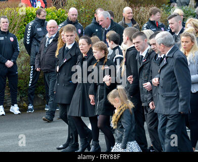 Londonderry, Irlanda del Nord. Il 24 marzo 2016. Le esequie di Donegal questa tragedia familiare, Londonderry, Irlanda del Nord, 24 marzo 2016. Joshua Daniels e sua sorella Louise James che ha perso 5 familiari ai funerali del McGrotty and Daniels famiglia che hanno perso le loro vite quando la loro auto sfilato Buncrana Pier nella Contea di Donegal domenica 20 marzo. Le vittime sono state Sean McGrotty (49), i suoi figli Mark (12) e Evan (8), la madre-in-legge Ruth Daniels (59) e Jodie Lee Daniels (14). Quattro-mese-vecchio Rionaghac-Ann McGrotty è stato salvato dalla vettura. Credito: George Sweeney/Alamy Live News Foto Stock