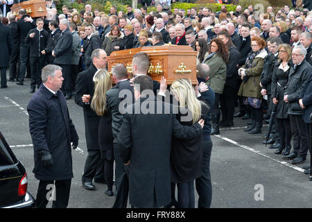 Londonderry, Irlanda del Nord. Il 24 marzo 2016. Le esequie di Donegal questa tragedia familiare, Londonderry, Irlanda del Nord, 24 marzo 2016. Le bare di McGrotty and Daniels famiglia che hanno perso le loro vite quando la loro auto sfilato Buncrana Pier nella Contea di Donegal domenica 20 marzo arriva alla chiesa della Sacra Famiglia Ballymagroary. Le vittime sono state Sean McGrotty (49), i suoi figli Mark (12) e Evan (8), la madre-in-legge Ruth Daniels (59) e Jodie Lee Daniels (14). Quattro-mese-vecchio Rionaghac-Ann McGrotty è stato salvato dalla vettura. Credito: George Sweeney/Alamy Live News Foto Stock