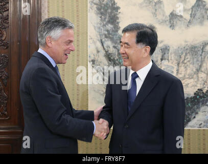 Pechino, Cina. 24 Mar, 2016. Chinese Vice Premier Wang Yang (R) un incontro con una delegazione guidata da Jon Huntsman, ex U.S. Ambasciatore in Cina, a Pechino, capitale della Cina, 24 marzo 2016. Credito: Yao Dawei/Xinhua/Alamy Live News Foto Stock