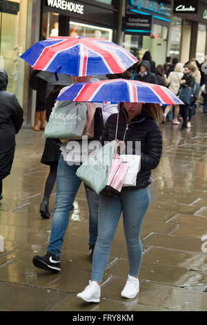 Londra, Regno Unito. Il 24 marzo 2016. Gli amanti dello shopping di Oxford Street London sono catturati sotto la pioggia in un freddo giorno di pioggia nella capitale con la previsione di un week-end di Pasqua washou Credito: amer ghazzal/Alamy Live News Foto Stock