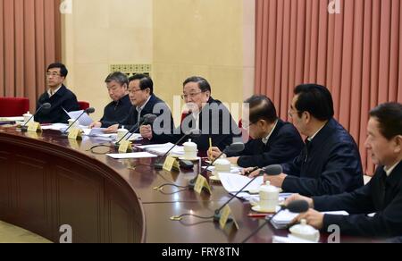 Pechino, Cina. 24 Mar, 2016. Yu Zhengsheng (C), presidente del Comitato nazionale del la Conferenza consultiva politica del popolo cinese (Cpcpc), presiede un bi-settimanale sessione di consultazione della CPCPC, a Pechino, capitale della Cina, 24 marzo 2016. Credito: Zhang Duo/Xinhua/Alamy Live News Foto Stock