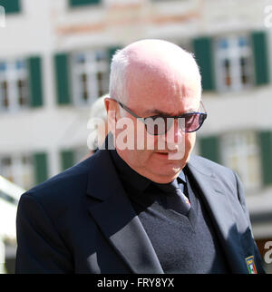 Udine, Italia. 24 Mar, 2016. Carlo Tavecchio Presidente della Federazione italiana gioco calcio (FIGC) passeggiate nel centro di Udine città prima del calcio amichevole tra Italia e Spagna. Credito: Andrea Spinelli/Pacific Press/Alamy Live News Foto Stock