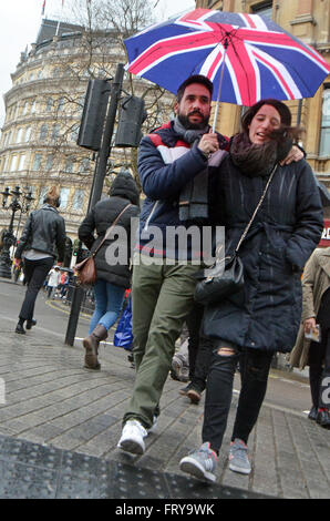 Londra, UK, 24 marzo 2016. Regno Unito: Meteo giorno piovoso nel West End. Credito: JOHNNY ARMSTEAD/Alamy Live News Foto Stock