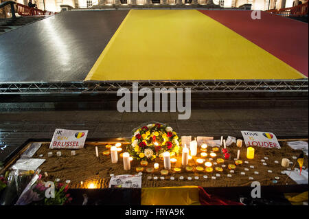 Londra REGNO UNITO. Il 24 marzo 2016 gli attacchi di Bruxelles: Veglia tenutasi a Trafalgar Square Credit: Michael Tubi/Alamy Live News Foto Stock