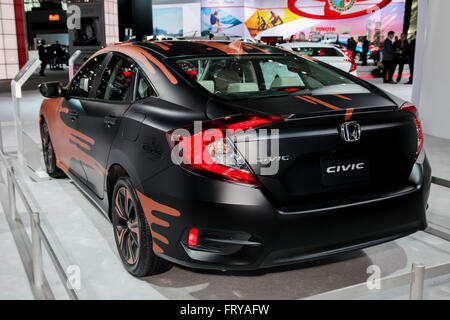 Manhattan, New York, Stati Uniti d'America. 23 Mar, 2016. Una Honda Civic Sedan EX-L personalizzato da Demi Lovato mostrato al New York International Auto Show 2016, presso il Jacob Javits Center. Questo è stato premere Anteprima giorno uno di NYIAS, e il Trade Show sarà aperto al pubblico per dieci giorni, 25 marzo-aprile 3rd. Credito: Miro Vrlik Fotografia/Alamy Live News Foto Stock