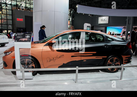 Manhattan, New York, Stati Uniti d'America. 23 Mar, 2016. Una Honda Civic Sedan EX-L personalizzato da Demi Lovato mostrato al New York International Auto Show 2016, presso il Jacob Javits Center. Questo è stato premere Anteprima giorno uno di NYIAS, e il Trade Show sarà aperto al pubblico per dieci giorni, 25 marzo-aprile 3rd. Credito: Miro Vrlik Fotografia/Alamy Live News Foto Stock